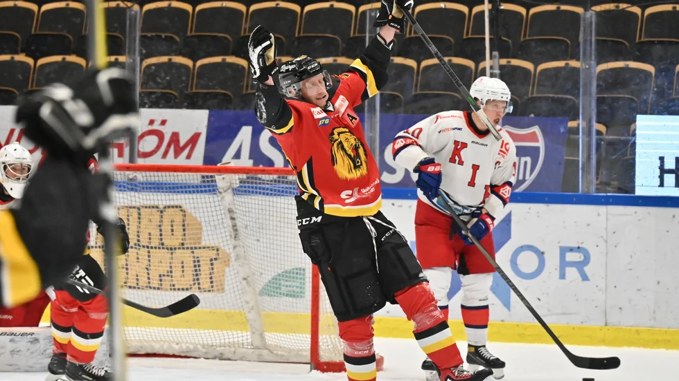 Benjamin Stenlund jublar efter att ha avgjort sista kvalmatchen. Lejon vann mot Kovland med 3–2.