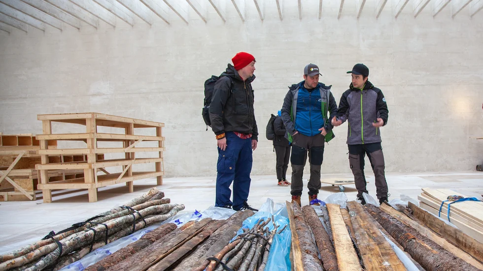 Anders Sunna diskuterar konstruktionen av den 15 meter långa konstinstallationen "Illegal spirit of Sápmi" som består av 200 delar på plats i den nordiska paviljongen i Venedig. (Det slutgiltiga verket hemlighålls efter arrangörens krav till invigningen).