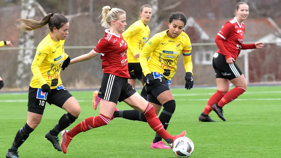 Tjusts lagkapten Alicia Strands medverkan borta mot Jönköpings Södra är något osäker då mittfältaren drabbats av en skada.