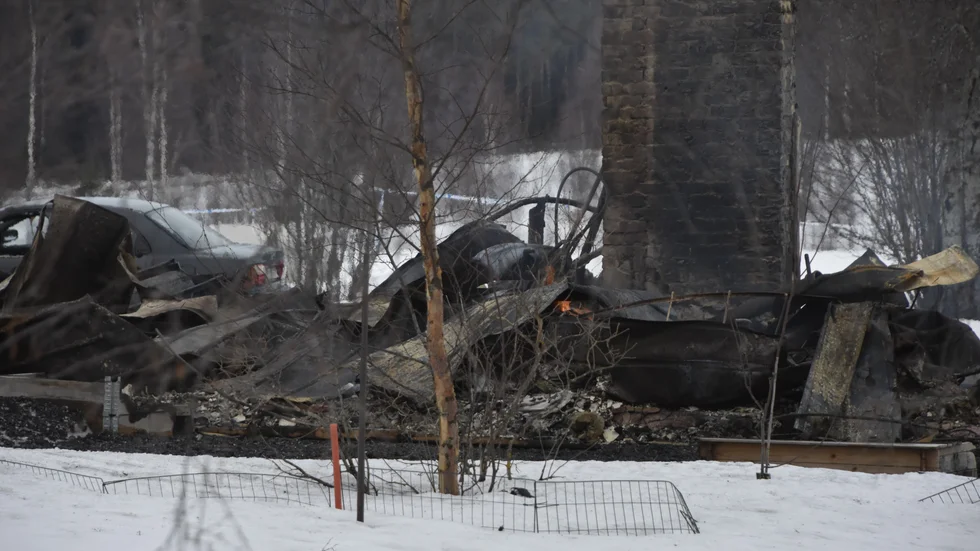 Det är fortsatt lite eld kvar efter den misstänkta mordbranden. 