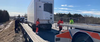 Lastbil tappade släpet vid Folkesta – blockerade E20: "Långa köer"