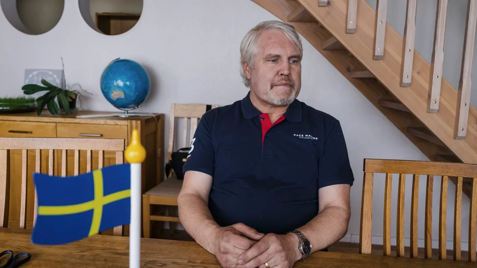 Göran Öman och sonen David är på väg hem när Göran plötsligt svimmar vid ratten. När han piggnar till är bilen i full fart på väg ner i diket.