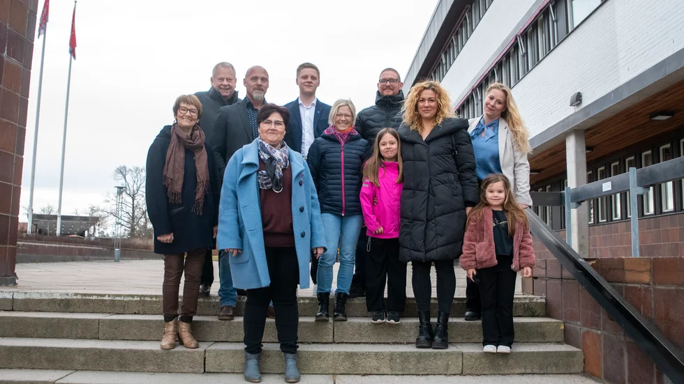 Kristdemokraterna i Finspång laddar för ett lyckat kommunval. Från vänster: Edite Järpehag, Ove Järpehag, Stefan Ackeryd, Christoffer Ackeryd, Nicklas Carlsson, Katarina Jovanovic, Kristin Andersson, Marie Johansson och Åsa Kemmer. På bilden syns också Katarina Jovanovics barn Aura och Luna. 