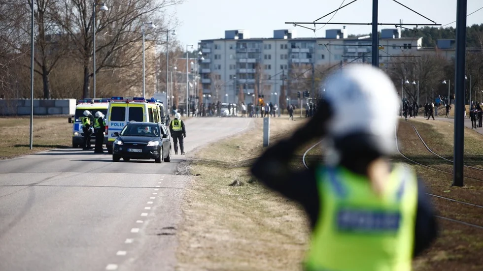 Polisen står uppradad i Navestad. 