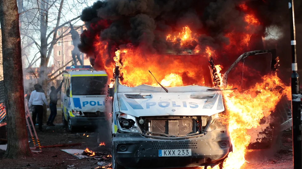 Från upploppen i Örebro. Men motsvarande och värre skedde i alla städer som drabbades av våldsverkarna.