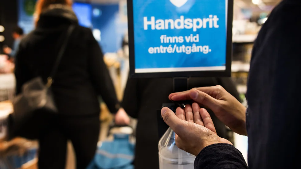 "Det var verkligen svinjobbigt att försöka rädda världen men det verkar vara mycket enklare att få oss att undvika en förkylning i arslet. Varför?!", skriver Johan Forsberg.