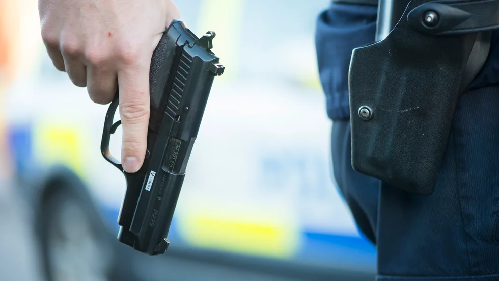 Reglerna för när poliser har rätt att använda sitt tjänstevapen har länge kritiserats eftersom de uppfattas som gamla och för otydliga. Arkivbild.