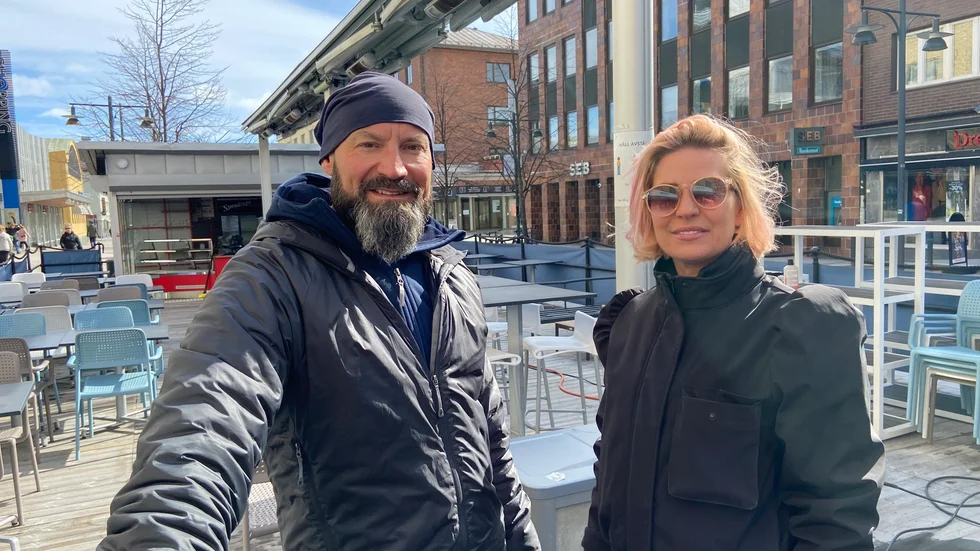 Magnus Blomqvist och Emma Laiti räknade med att starta upp Friends uteservering under fredagen eller senast lördag.