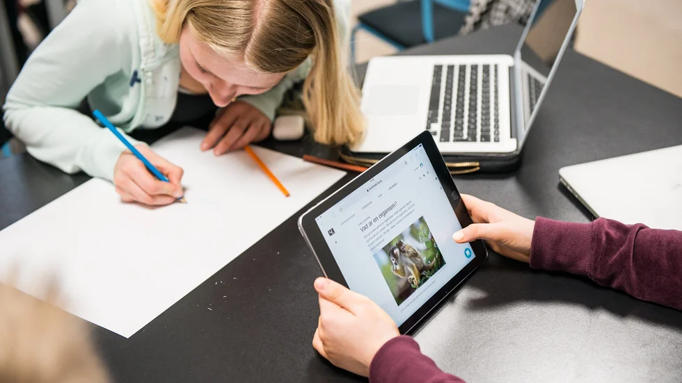 Skolan har gått från en lydnadskultur till en ansvarskultur. Det innebär att det pedagogiska arbetet har en annan inriktning idag. Men tyvärr hänger inte lärarutbildningarna med i den processen, skriver "Lennart Speciallärare".