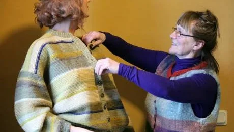 Maud Lindblad. Har stickat ett värmande kit från topp till tå med basker, tröja, kjol och benvärmande långstrumpor.