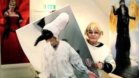Månadens grafik. Åsa Ardin Kedja vill låta den varma stämningen från Wisbymaskeraden återuppstå i en julkarneval på Gotlands konstmuseum, för att fira dels att det blir maskerad även nästa år och dels att Grafikgruppen rustat sin gamla slitna verkstad på Ryska gränd. Foto: Rolf Jönsson