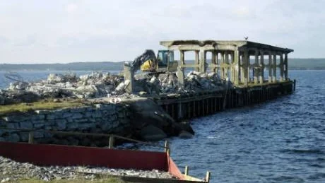 Här försvinner ett kulturarv för alltid. Tvåvåningsbryggan vid Klintsbro på Fårö var den enda i sitt slag. Vad blir nästa offer? undrar Ronnie Lundin i denna debattartikel.                                                                                                     foto: ronnie lundin