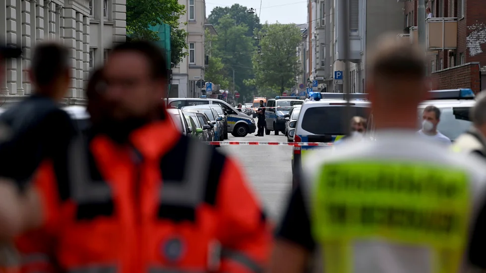 Polis och räddningspersonal vid skolan i Bremerhaven där en person skadades i ett skoldåd på torsdagen.
