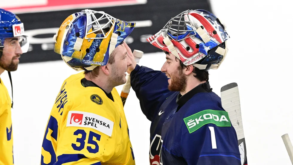 Det blev en lättare, vänskaplig kram mellan Linus Ullmark och Jeremy Swayman efter USA:s 3–2-seger efter förlängning i VM-mötet.