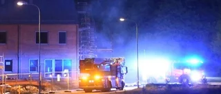 Brand i nybyggt flerfamiljshus: "Brunnit på rätt många ställen"