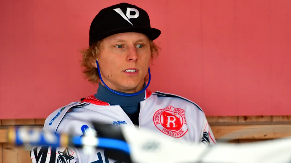 Victor Palovaara, som har gjoirt succé i Rospiggarna, fördes iväg i ambulans efter en krasch mot Piraterna. (Arkivbild)