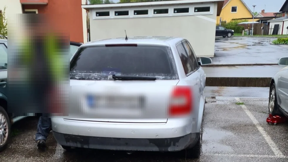 Inringaren tog ett fotografi av tjuven som senare kastade sig in i bilen och åkte iväg.