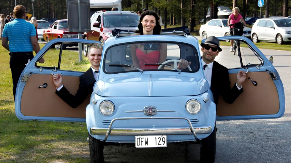 David Nilsson och Kajsa Strandberg blev 2011 skjutsade till balen i Per Strandbergs Fiat 500 från 1959. Lika trång som söt var kortegens minsta bil.