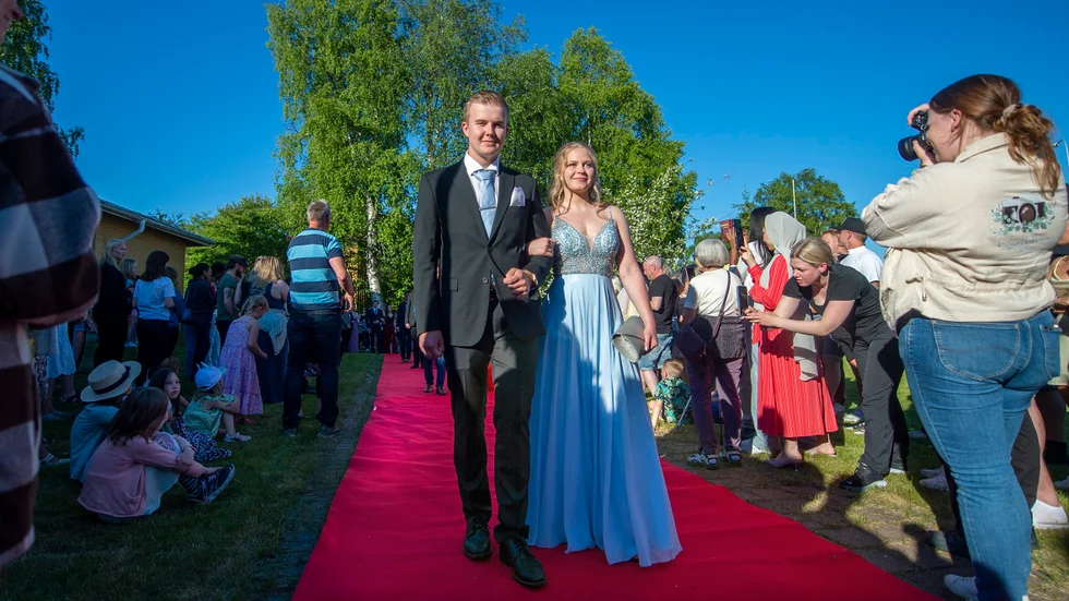 Kamerorna gick varma när studentparen äntrade röda mattan. Här Mia Ristimäki och Markus Hasa. 
