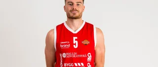 Han blir första spelaren i Uppsala Baskets SBL-trupp • "Väldigt roligt att vara med när laget tar steget upp"