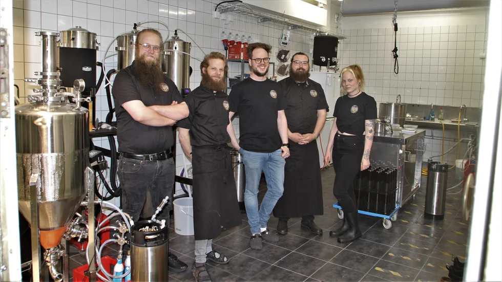 Grafisk design, marknadsföring och juridik. Kompisgänget är bra på olika delar och kompletterar varandra. "Det fick mig att tänka att det här faktiskt är genomförbart", säger Alexander Wahlstedt, 30, i mitten. Här med resten av Nornir brewery: Oscar Kling, 26, Mikael Schweitz, 36, Alexander Mets Wigenborg, 30 och Sara Andersson, 29.