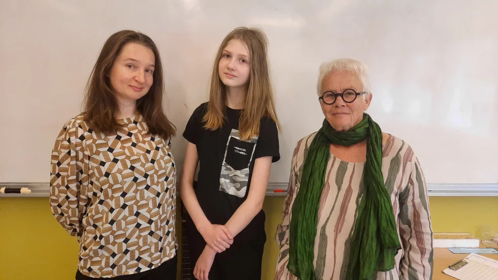 Julia Gorokhovska, Valeria Kirieieva och Gerd Sävenstedt på Bergsviksskolan.
