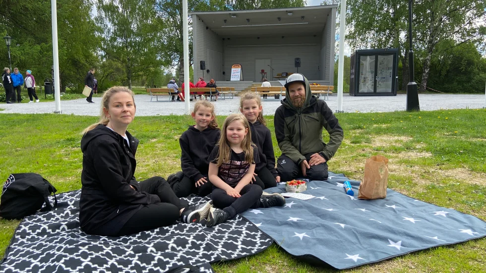 Piteå Folketshusförening hoppas på många picknickfiltar i Badhusparken under bingosöndagarna. Till premiären hade bland andra Emma Larsson, Ebba Jonsson, Selma Viklund, Tove Jonsson och Simon Jonsson tagit plats på filten.
