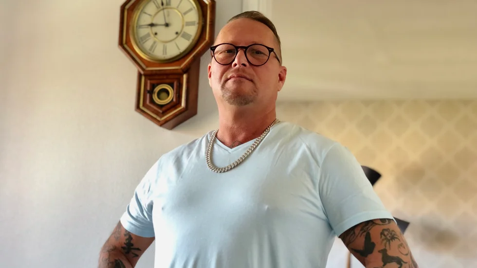 "Jag känner att jag har slösat bort hela mitt vuxna liv och det är jättetråkigt. Jag brukar säga det till unga som jag möter på NA-möten, att "vänta inte lika länge som mig", säger Patrick Brodd som nu varit fri från missbruk i två år. 