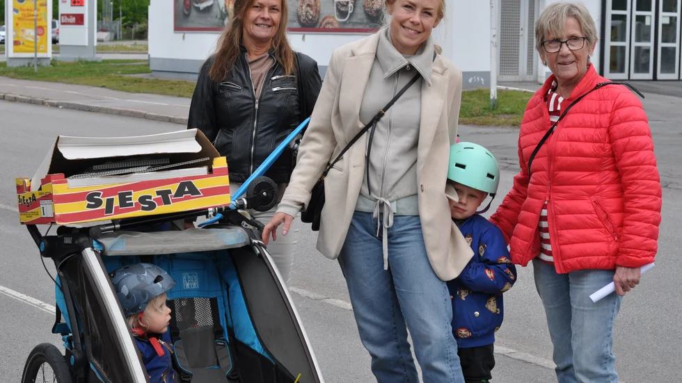 Fyra generationer på loppispromenad i Fålhagen. Från vänster: Zeke Birath, 2 år, mormor Annica Birath, mamma Matilda Birath, Manne Boda, 5 år och gammelmormor Marianne Birath. 