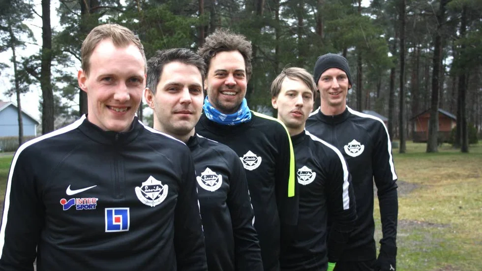 Barndomensvännerna Olof Nyman, Andreas Grönström, Peter Kahlbom, Jonas Lind och Björn Nyman är tillbaka på hemön.
