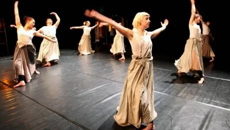 Samarbete. I våras gav tio elever vid Gotlands dansutbildning föreställningen Ladisdingnå på Länsteatern. Nu väntar mer dans på  Länsteaterns scen efter beslut om gemensam dans och teater. arkivFoto. Henrik RADHE