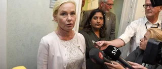 Medan Löfven duckar