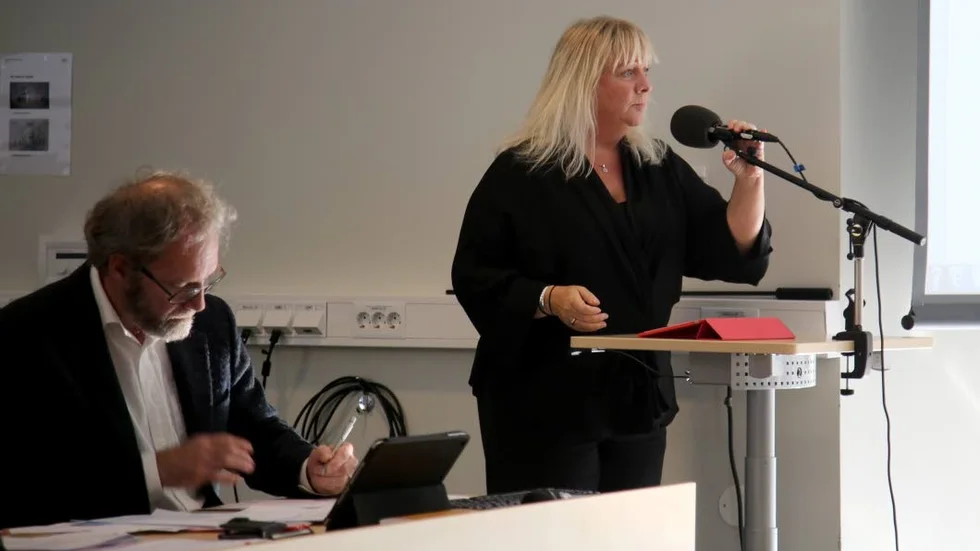 Meit Fohlin (S), redogjorde för oppositionens ställningstagande att inte utmana den nya alliansminoriteten om tunga politiska uppdrag, trots relativt stora chanser att vinna de valen. Med på bilden är också regionfullmäktiges utmärkta sekreterare Per Lundin.