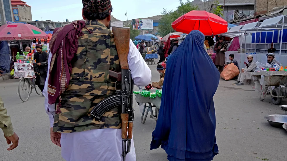 En kvinna i burka går genom en marknad i Kabul, Afghanistan, tidigare i maj. Hårda restriktioner har införts för kvinnor sedan talibanernas maktövertagande, bland annat ska de bära heltäckande kläder när de rör sig ute. Arkivbild.