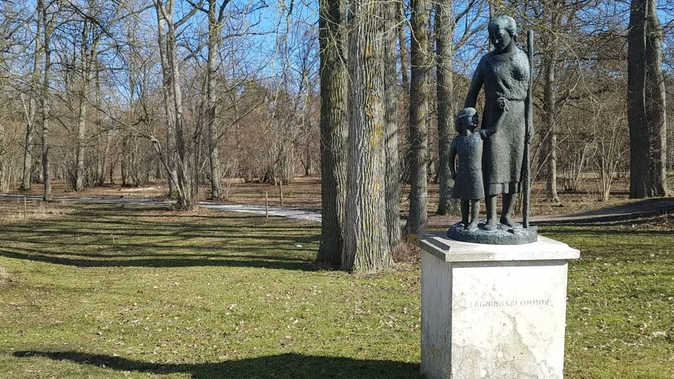 Statyn "Fagningsblommor" gjordes 1950 av Bertil Nyström. Den finns på Gotland Grönt Centrum i helformat.