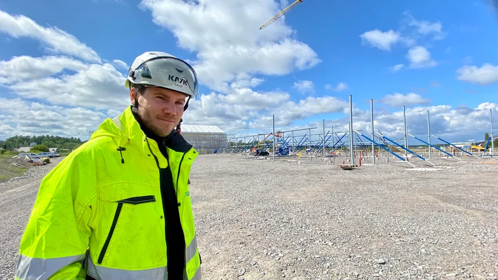Snart börjar väggarna resas runt stålkonstruktionen till en del av det som ska bli Kungsängsskolan. I bakgrunden ses idrottshallen som redan fått väggar och tak. Carl Ibjer är arbetsledare på platsen