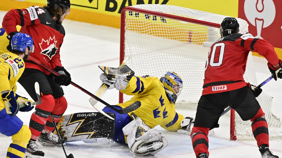 Linus Ullmark och Tre Kronor släppte in två mål i slutet av ordinarie tid – och föll sedan med 3–4 efter förlängning i VM-kvartsfinalen mot Kanada.