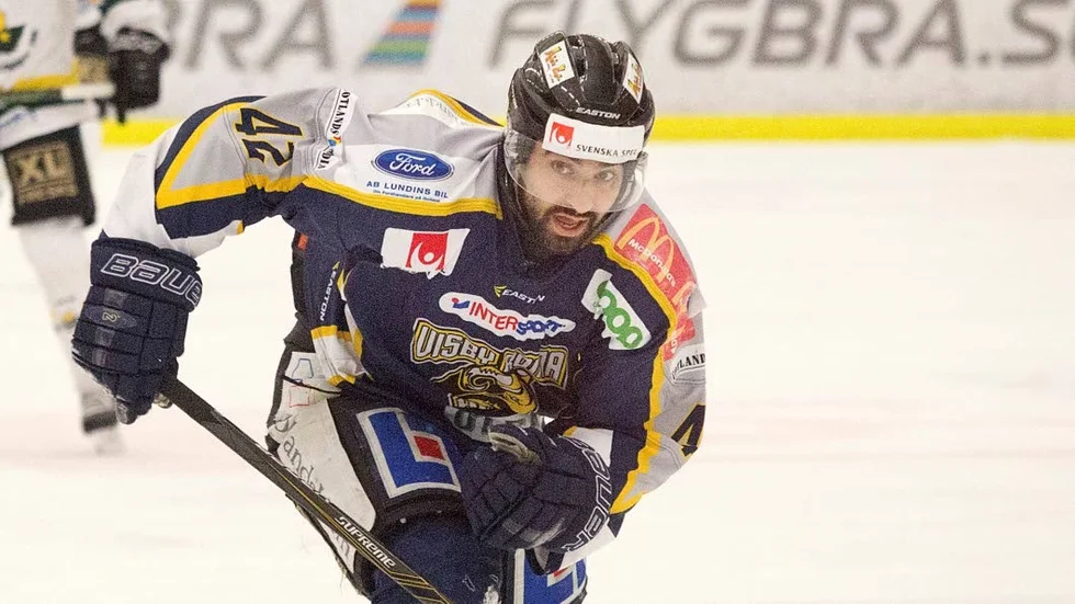 Adam Rachidi i Visby Roma-tröjan.