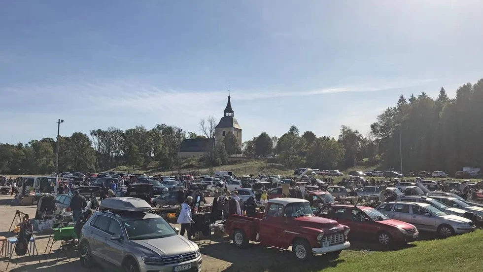 Solsken över sista bakluckeloppisen för säsongen på Häradsvallen.