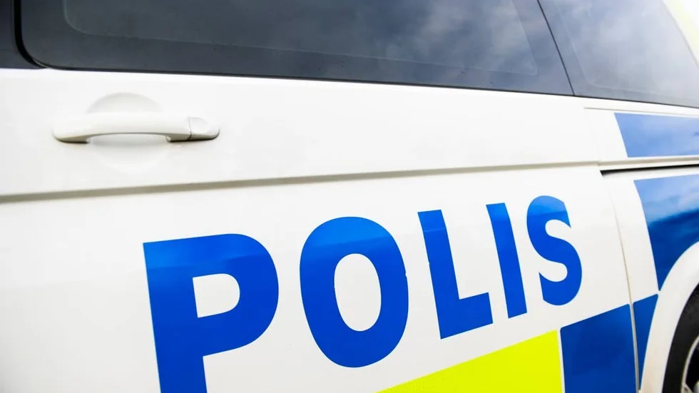 En personbil har kört in i en lyktstolpe vid Regementet i Strängnäs.