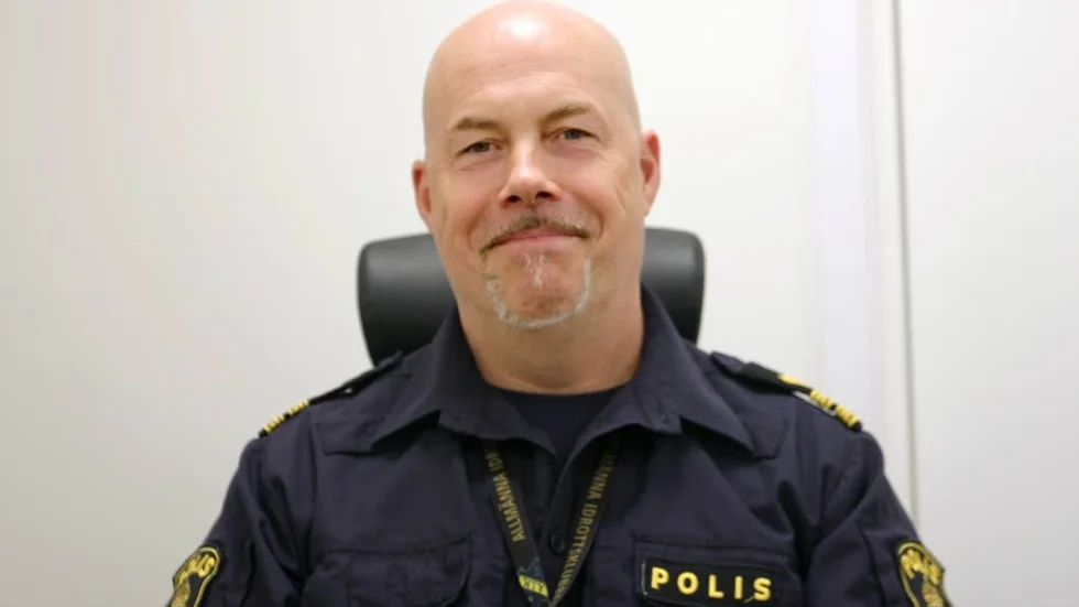"Den borde helt enkelt inte ligga där", säger kommunpolisen Dennis Ejdvinsson som är kritisk till placeringen av den nya gymnasieskolan i Flen.
