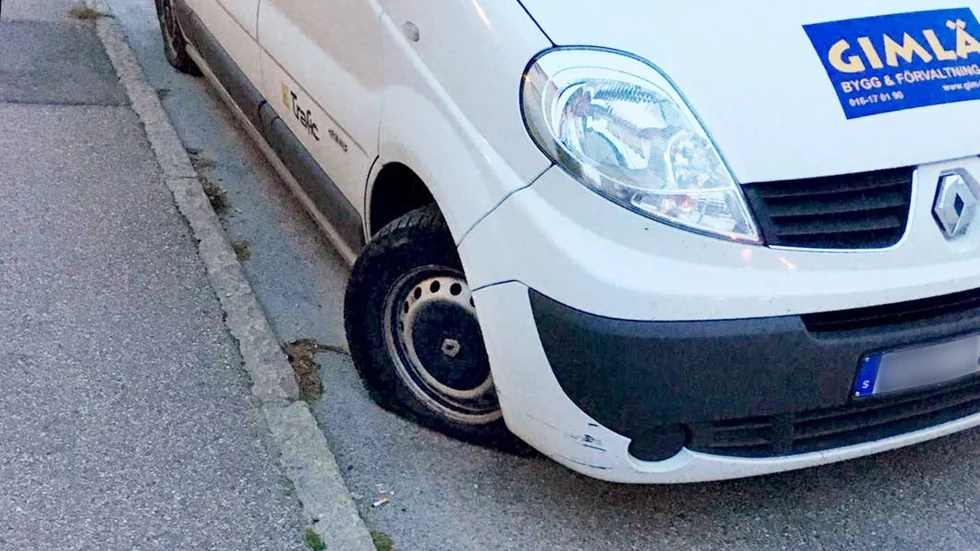 Sju bilar tillhörande Gimlä bygg & förvaltning AB har fått däcken punkterade.