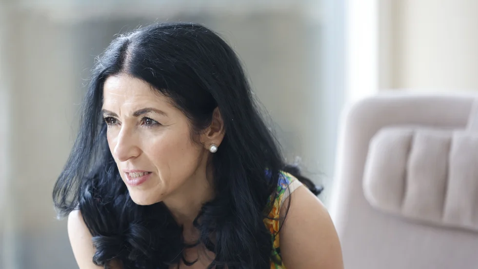 Amineh Kakabaveh har inte bestämt sig för om hon stöder regeringens pensionsförslag.