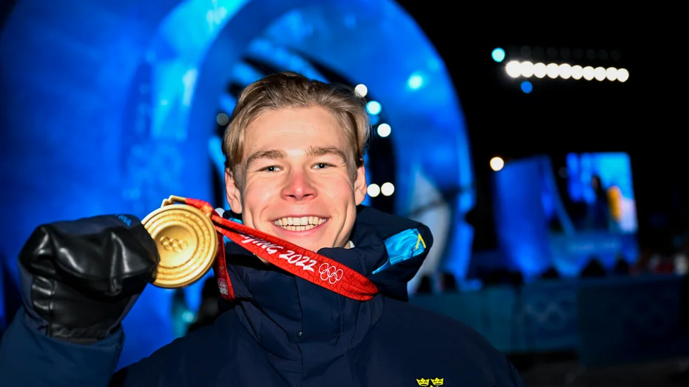 Puckelpiståkaren Walter Wallberg med sitt OS-guld i Peking. Arkivbild.