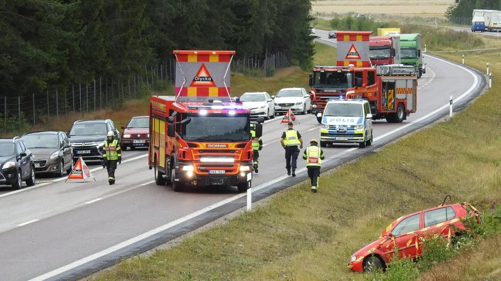 Mannen hade tagit sig ur bilen för egen maskin när räddningstjänst kom fram till platsen.
