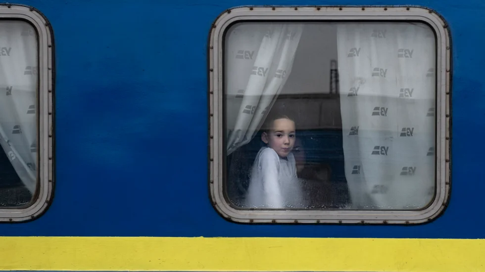 "Att läsa är att göra motstånd. Det finns flera sätt att visa solidaritet med det ukrainska folket", menar krönikören Simon Olofsson och uppmanar den svenska förlagsbranschen att ta sitt ansvar för att satsa på översättningar av ukrainsk litteratur. (På bild en flicka som flyr kriget i Lviv).