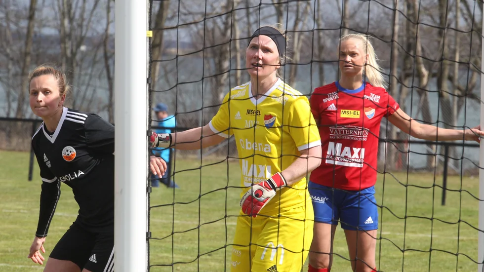 Frida Hillerström värvades in till Borenmålet kvällen före match. Nödlösningen från Fornåsa gjorde succé direkt när Boren vann med 1-0 och tog första segern i ettan.