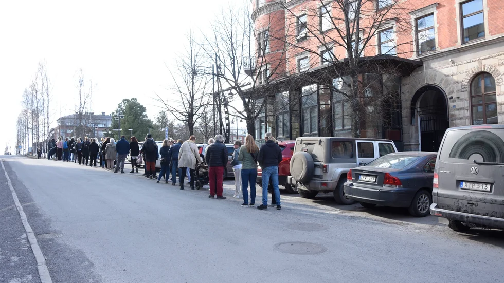 Kön till loppisen på stadshotellet var lång och sträckte sig efter Storgaran och ner på Kyrkogatan.