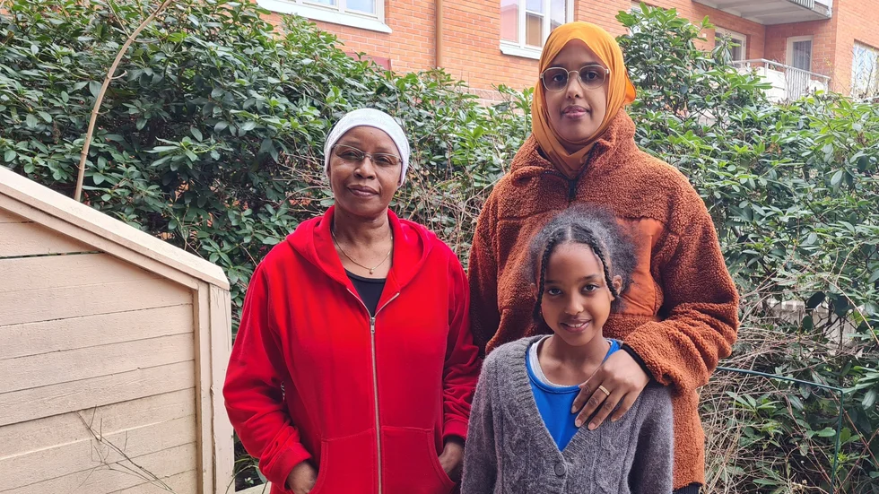 "De tänker inte på hur vi lever och vår ekonomi", säger  Ismahani Khamisi om bruksvärderingen. På bilden syns också Fathiya Sheikh med dottern Asiya, som också bor i Vildsvinet.