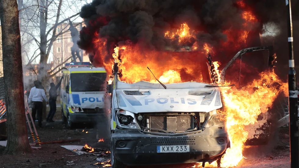 Fyra polisbussar förstördes under påskupploppet i Örebro. Arkivbild